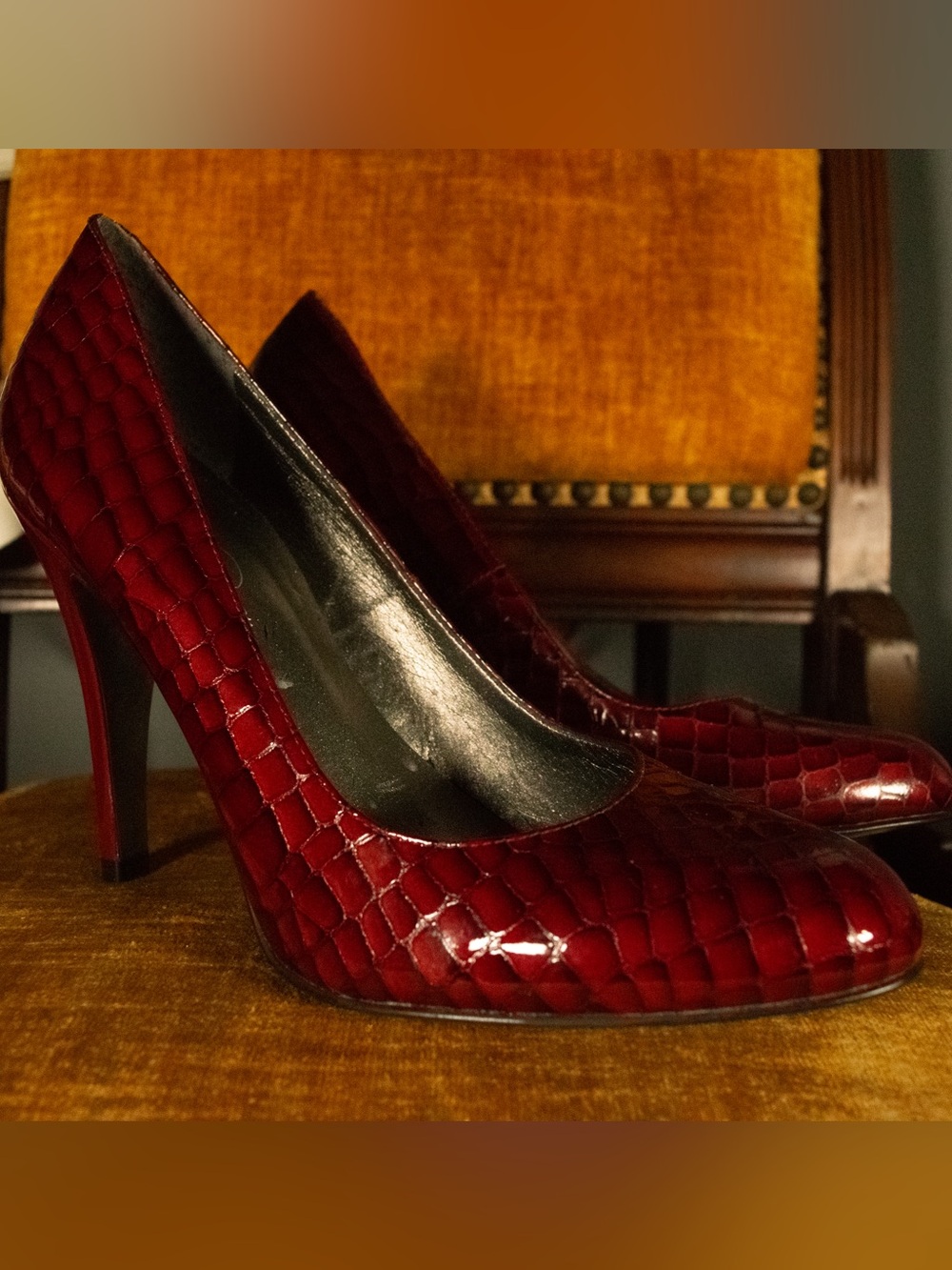 SIZE 8.5 Jessica Simpson Burgundy Croc-Embossed Pumps